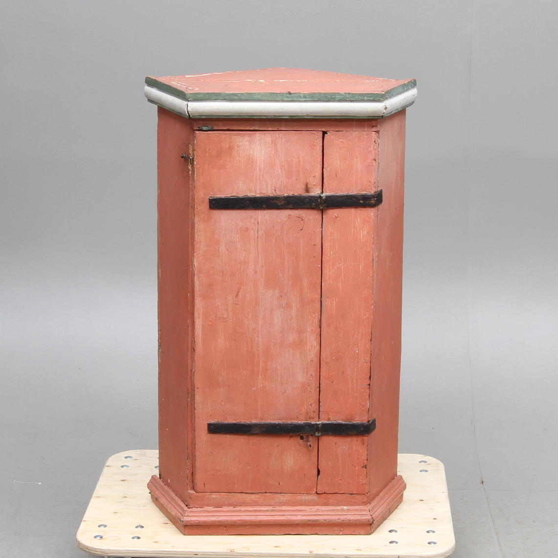 HÖRNSKÅP, allmoge, 1800-tal.