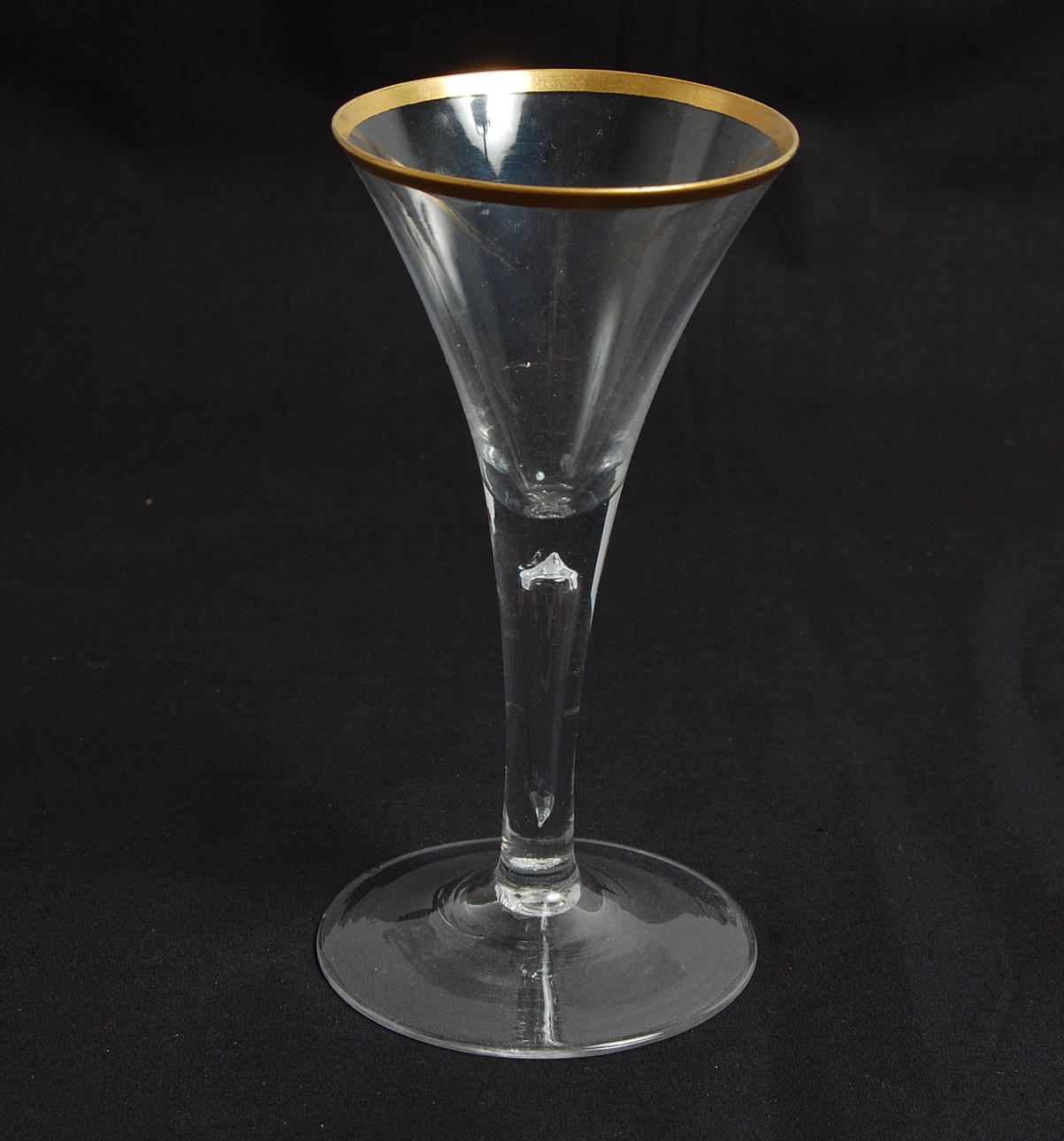 SPETSGLAS, 17-1800 -tal, med luft i benet.