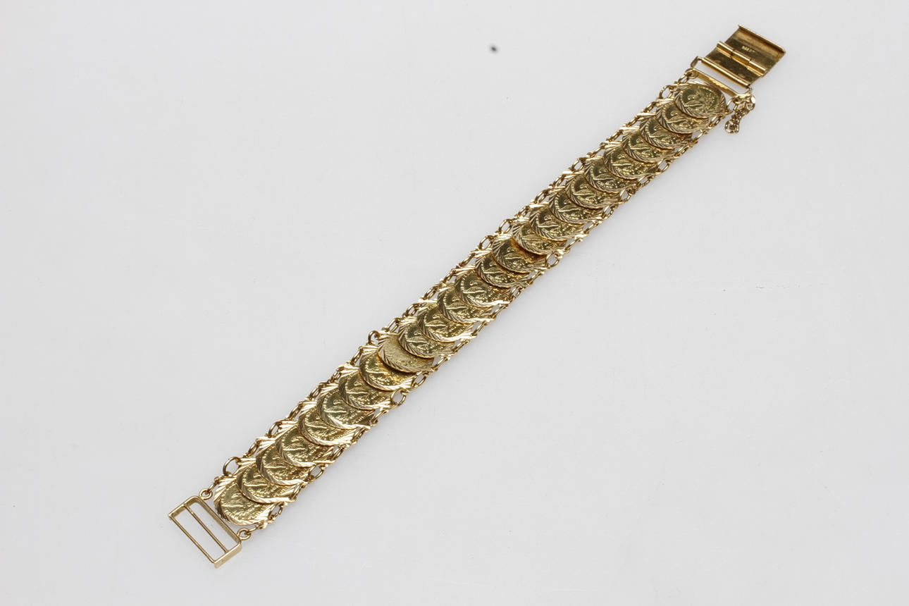 ARMBAND MED MYNT, 18k guld, vikt ca 30,9 gr.