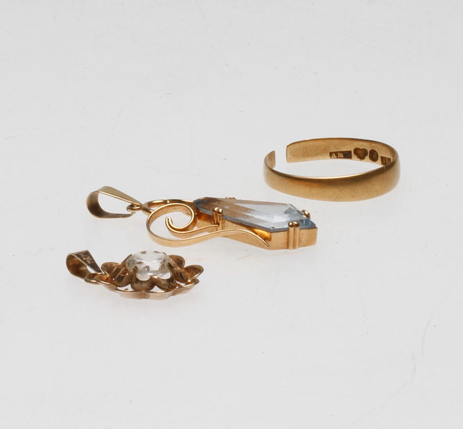 HÄNGEN, 2 st samt RING, 18k, total vikt 7,5 g.