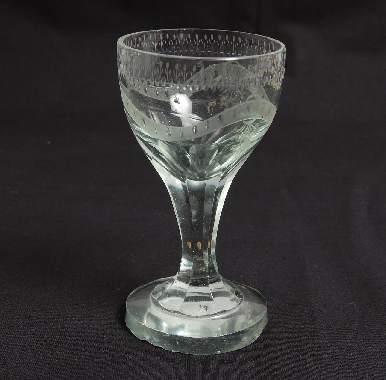 VINGLAS, 1700-tal, slipad dekor.