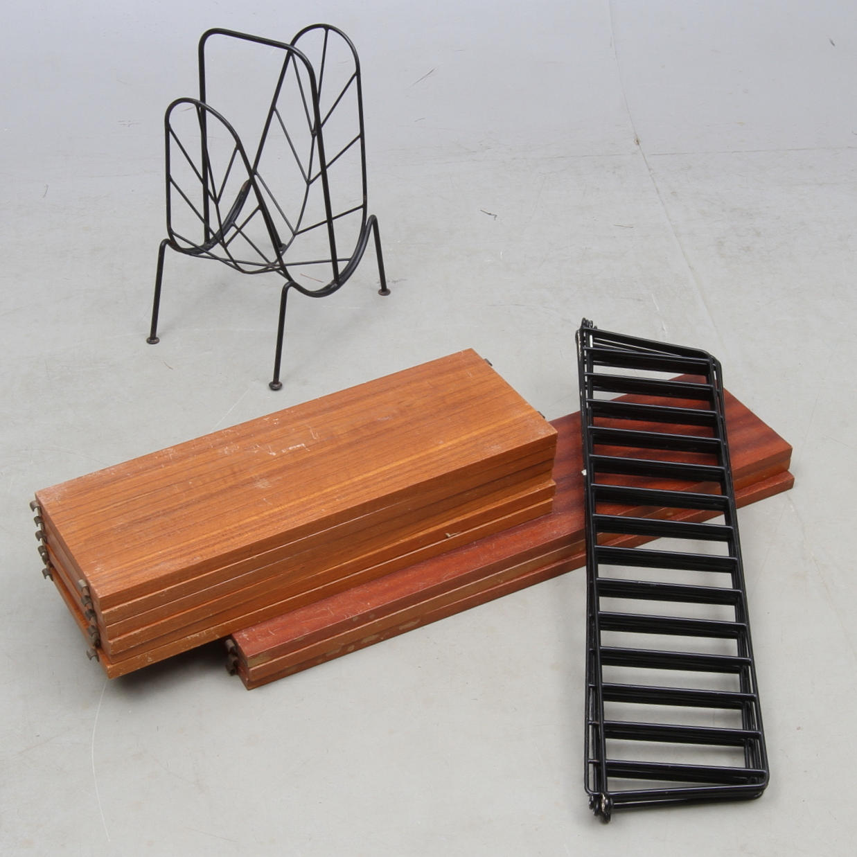 STRINGHYLLOR samt TIDNINGSKORG, omkring 1900-talets mitt.