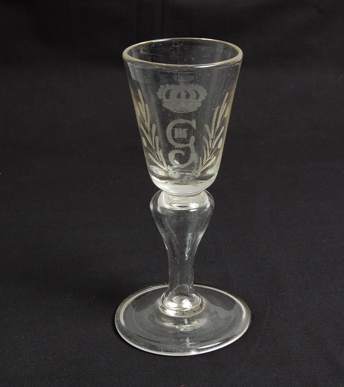 SPETSGLAS, 17-1800-tal, med luft i benet,slipad dekor.