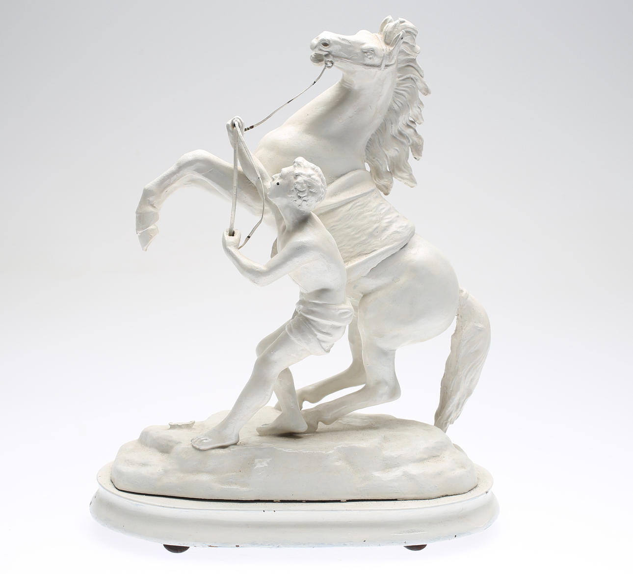 OKÄND KONSTNÄR. Skulptur, vitlackerad metall.