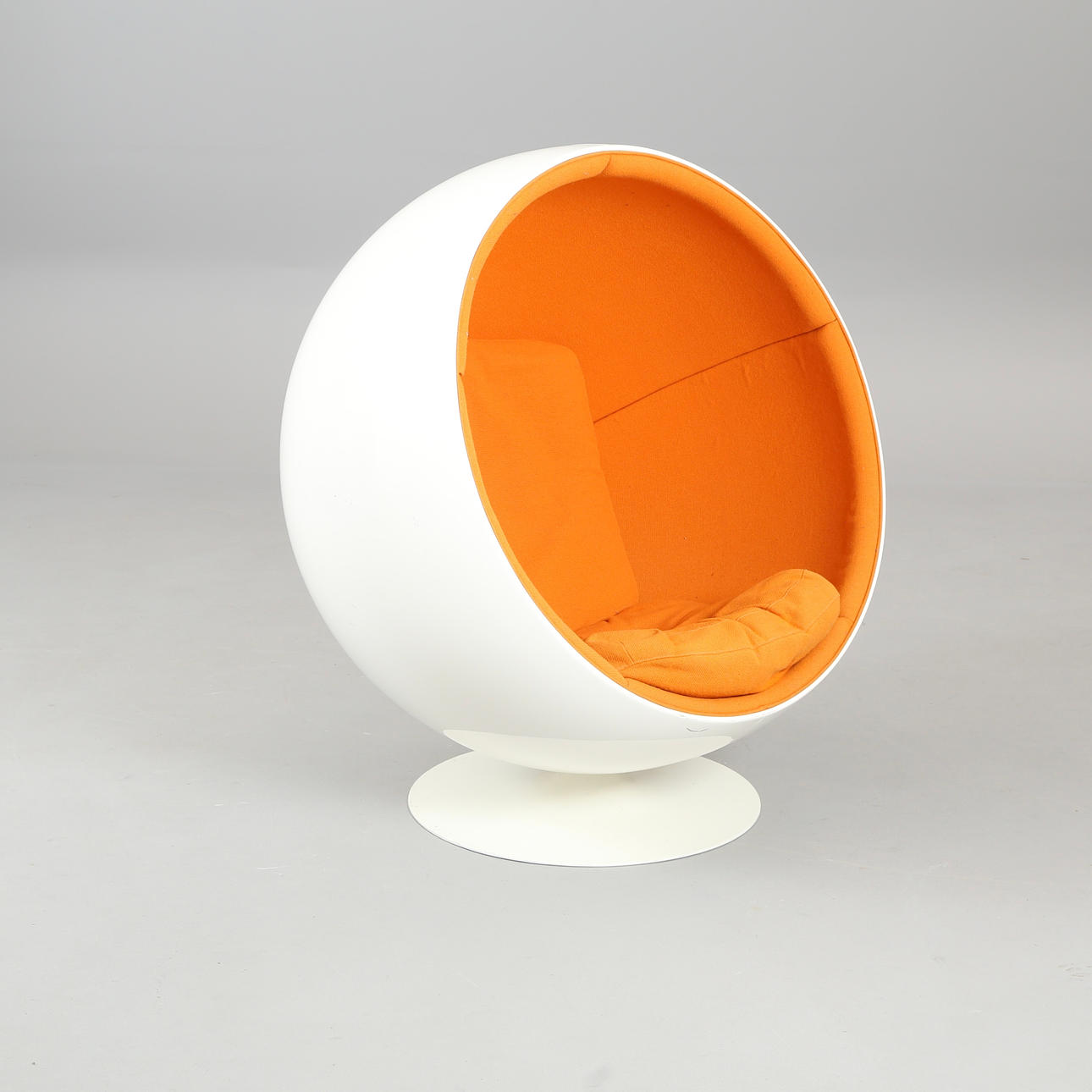 EERO AARNIO. Adel. “Ball Chair” armchair.