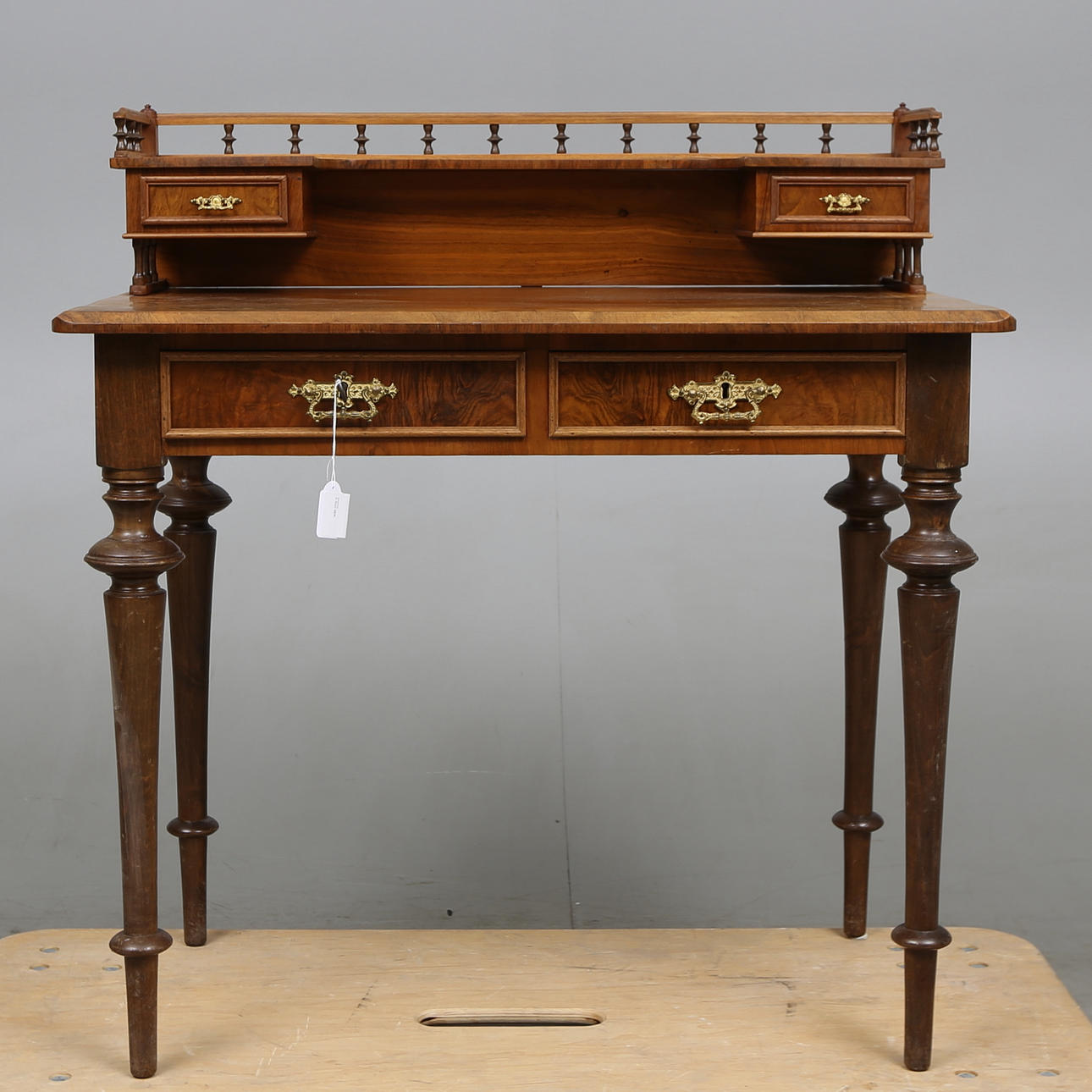 DAMSKRIVBORD MED UPPSATS, nyrenässans, 1800-talets slut.