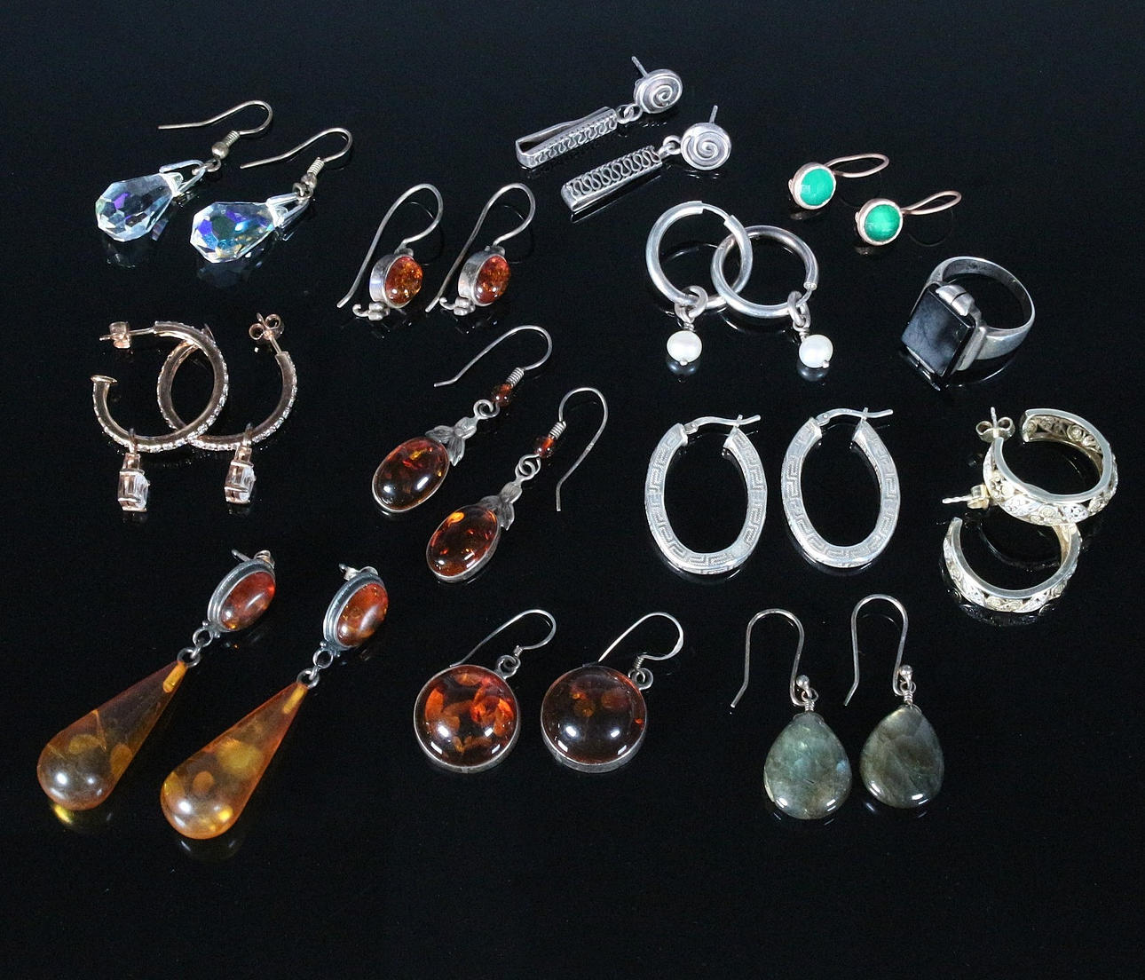 Många örhängen och en ring.