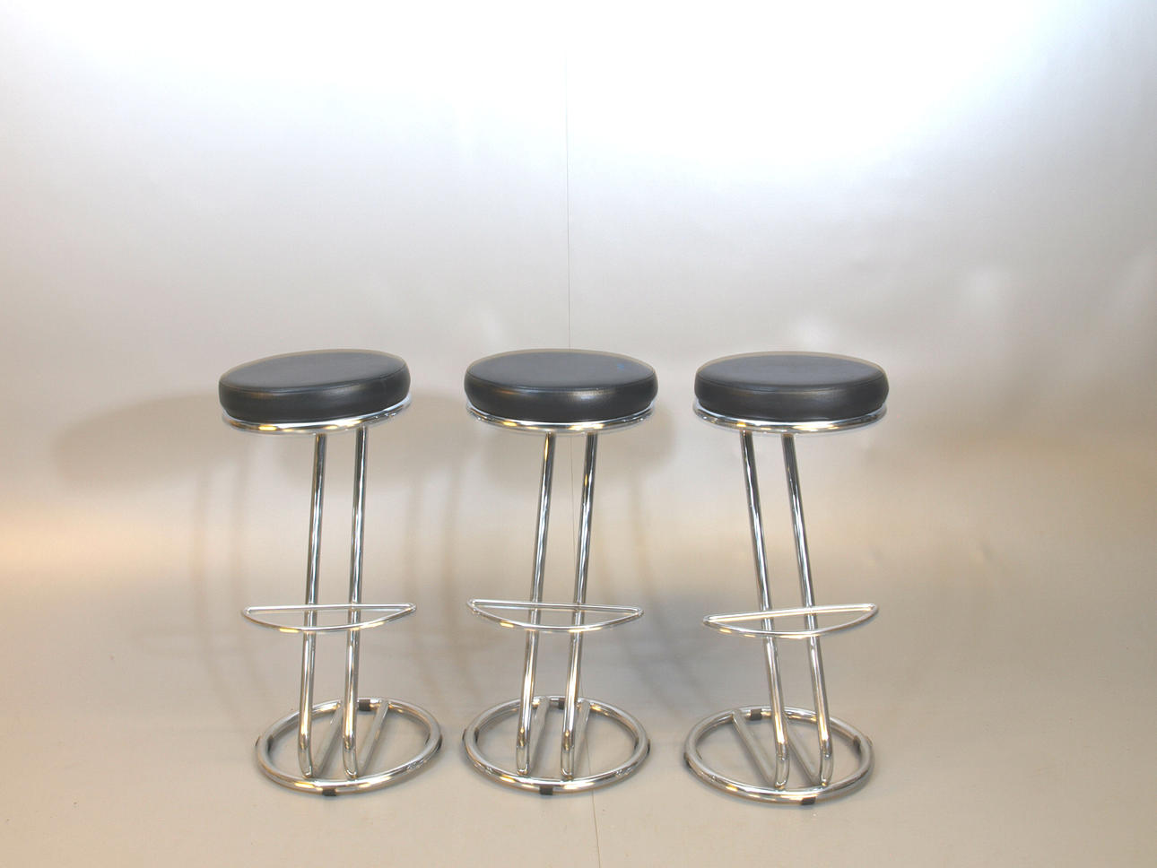 BARSTOLAR, rostfritt stål och svart klädsel, 3 stycken, 1900-talets andra hälft.