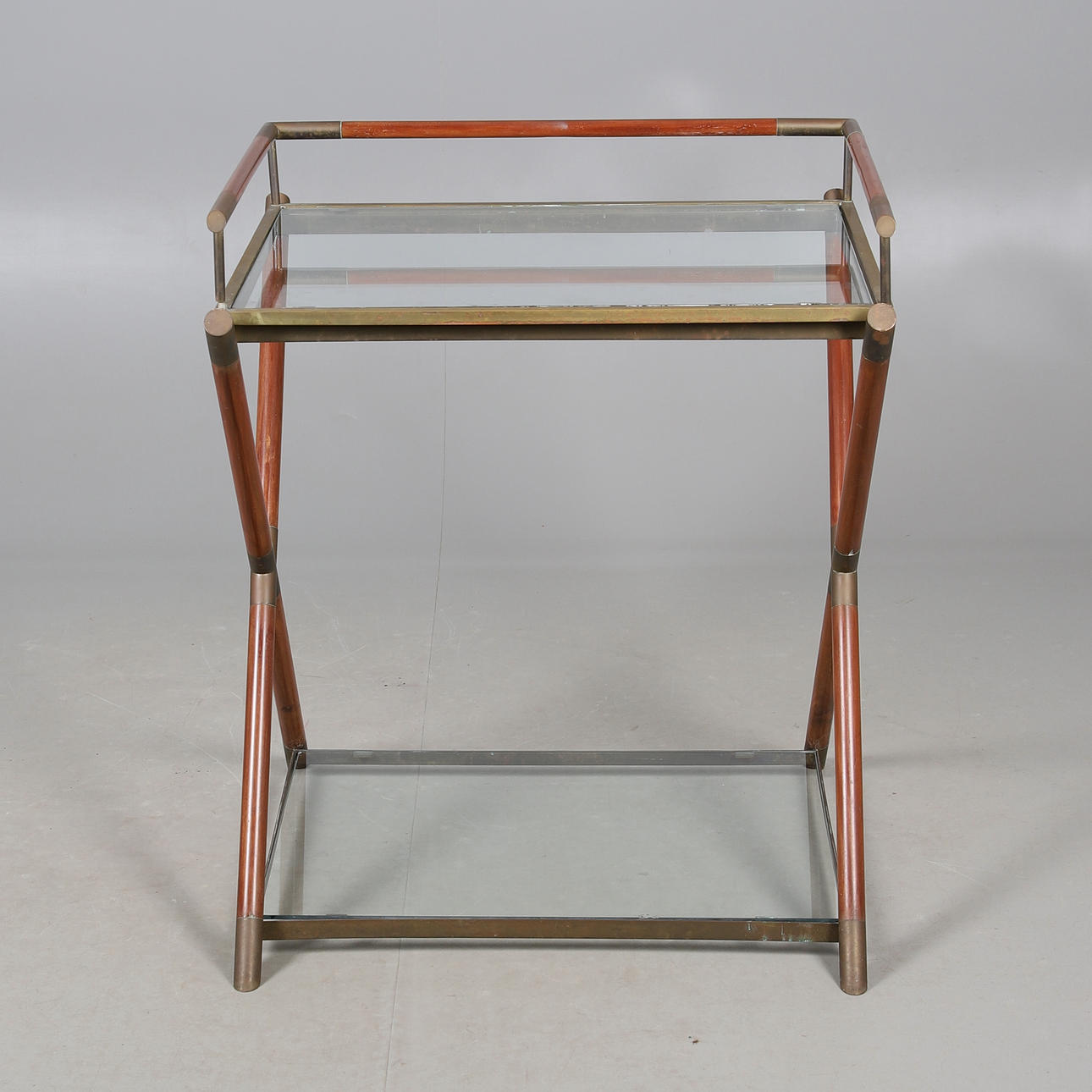 BUTLER-TABLETT UND -STÄNDER IM KAMPAGNENSTIL.