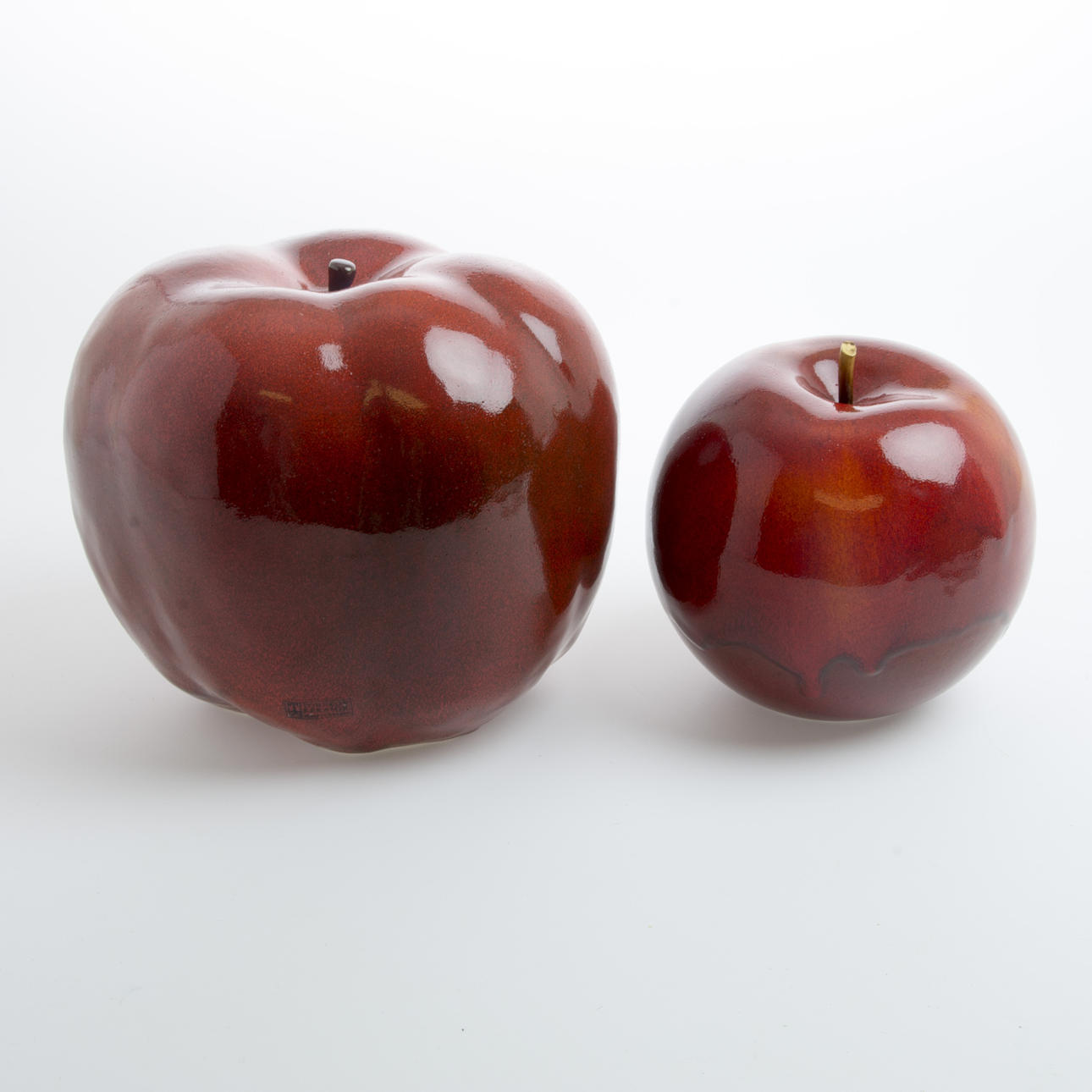 SKULPTURER, 2 stycken, äpple, bl. a. Torekov Keramik.