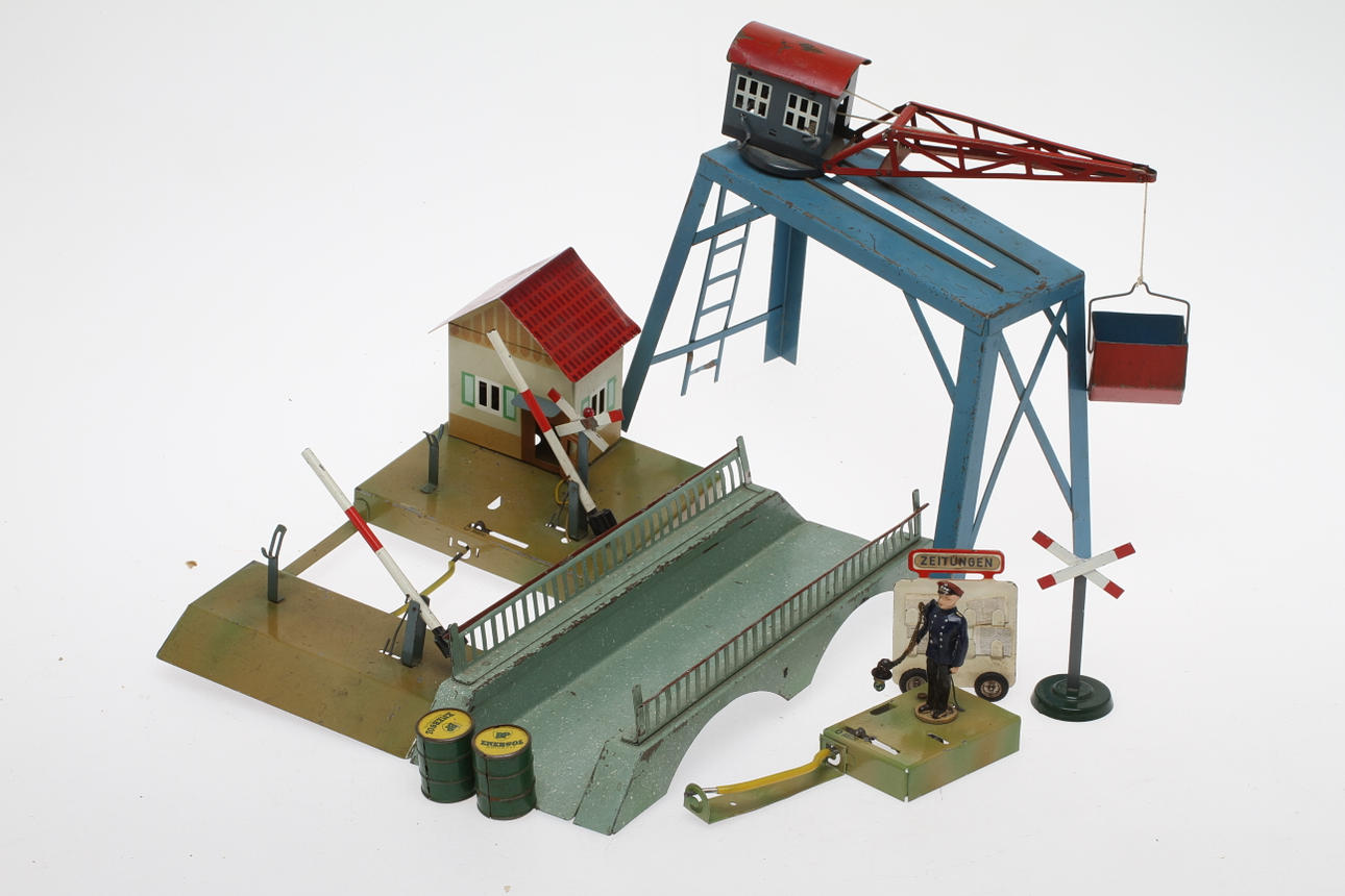 MODELLTÅG KIBRI Tillbehör spår 0. Kran, bro, övergång, stins, tidningsvagn, 2 bensinfat och skylt.