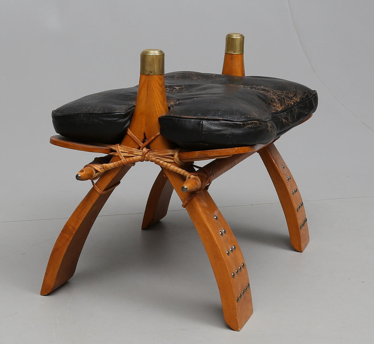 FOTPALL, så kallad Kamelpall, trä och läder, 1900-tal.