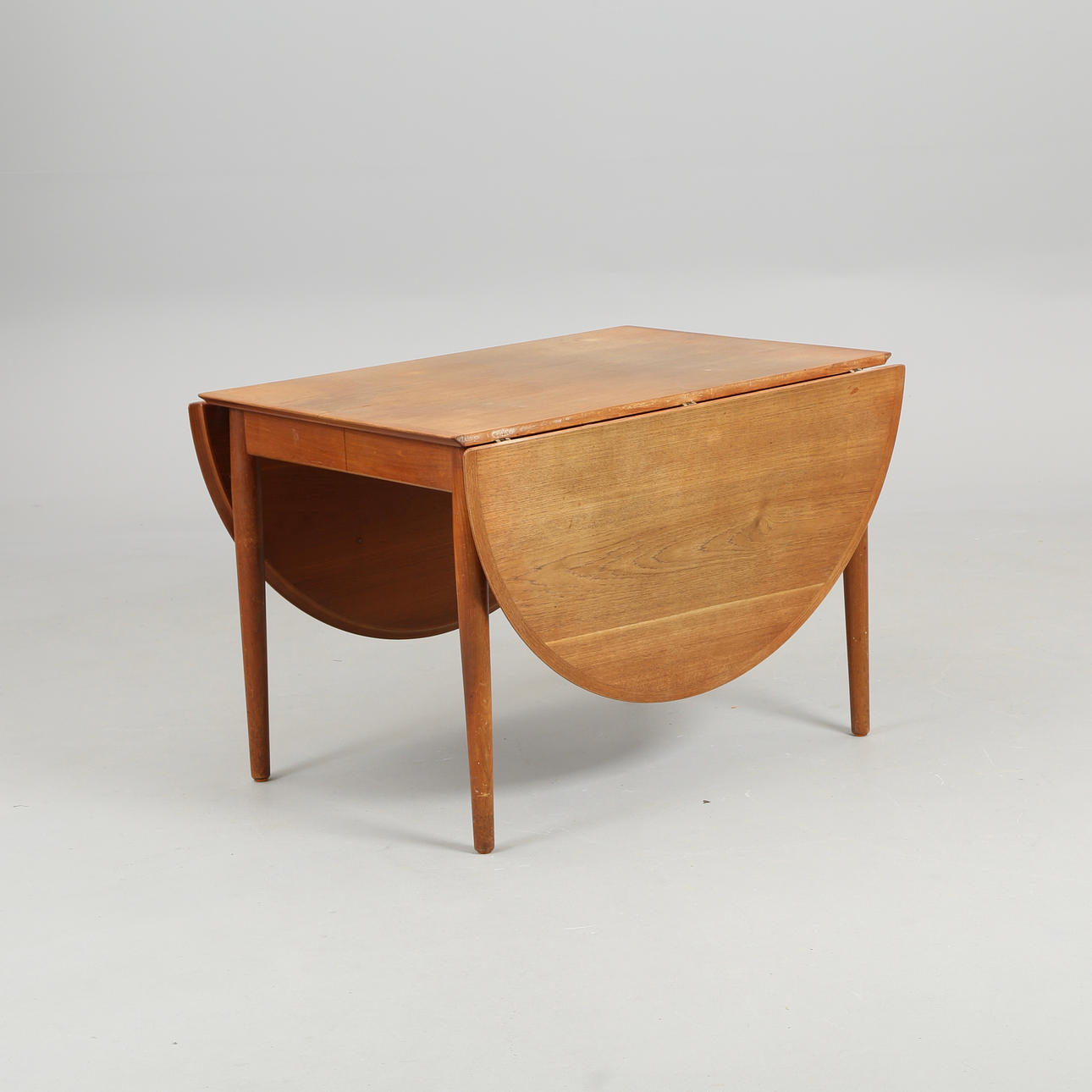 ARNE VODDER. Sibast. Teak dining table with pull-out and flaps, model 227 (3).