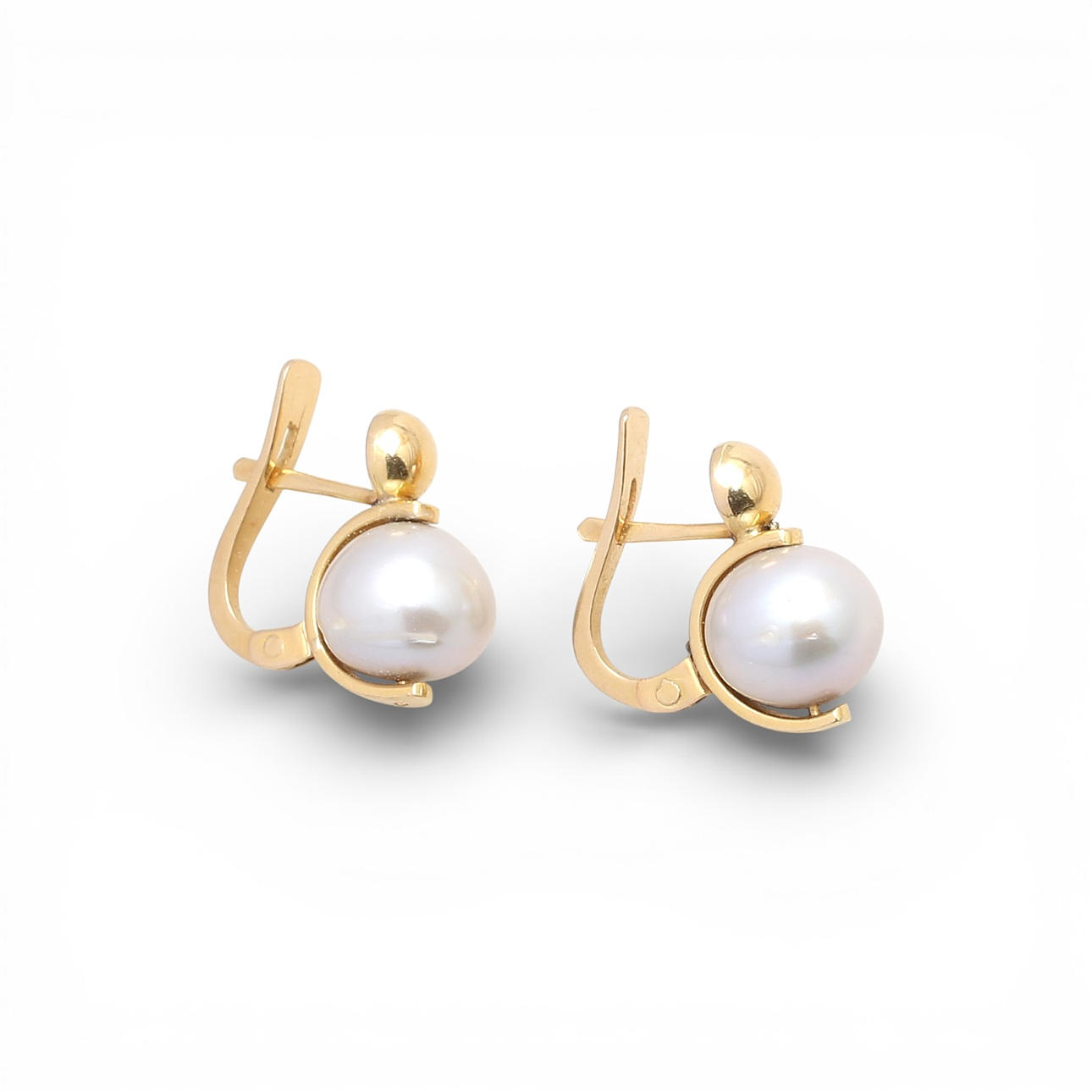 Gold and pearls earrings.