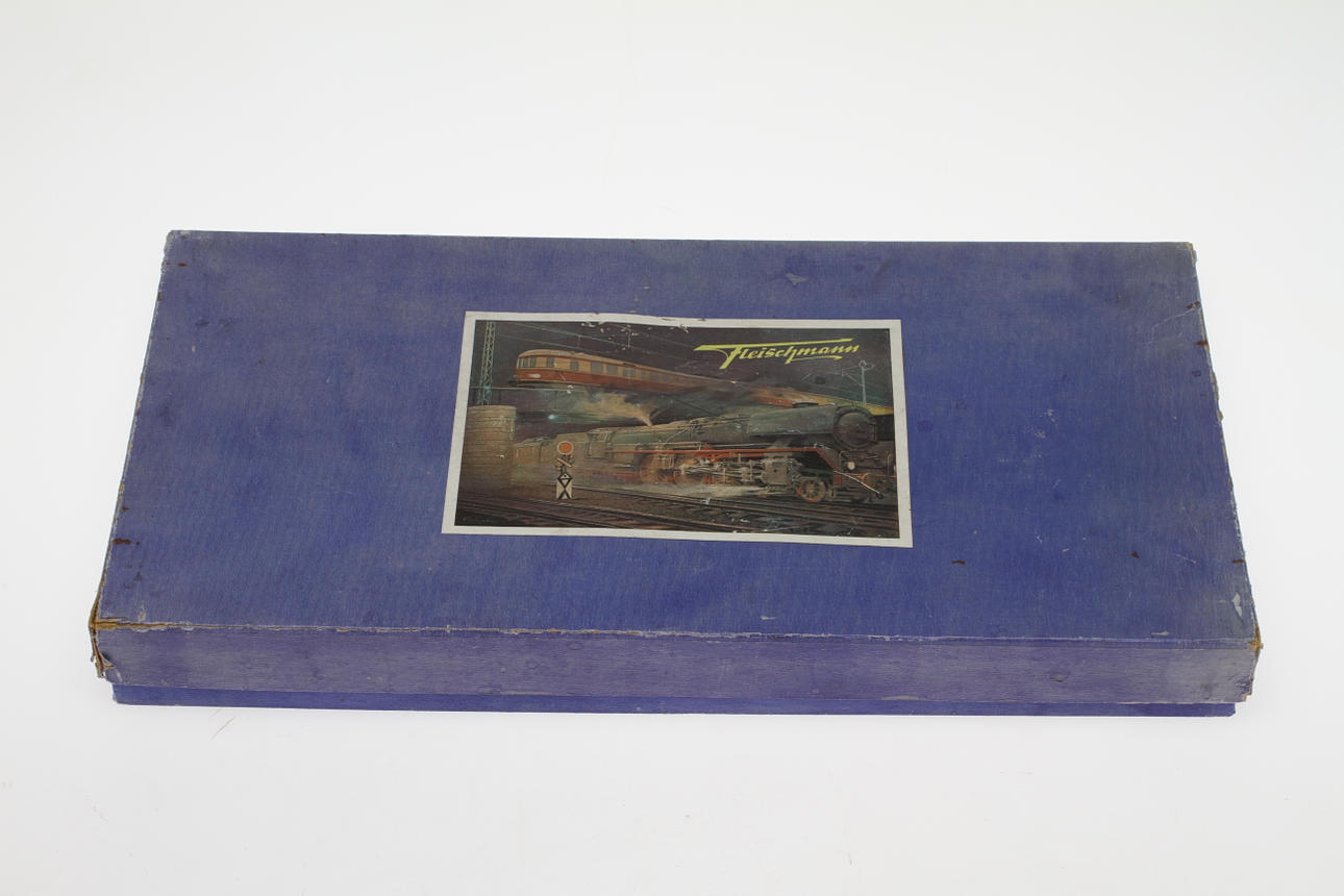 MODELLTÅG FLEISCHMANN tågsats med ånglok 1360 med tender och 3 personvagnar,i originalkartong.