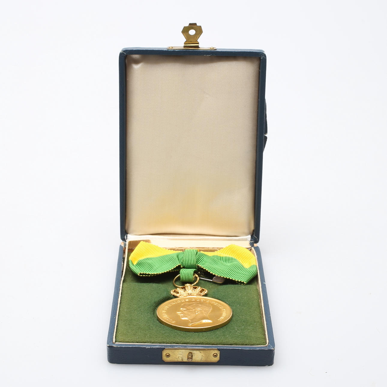 MEDALJ, af Kungl Patriotiska sällskapet 1947, 18K guld, vikt 28 gram.