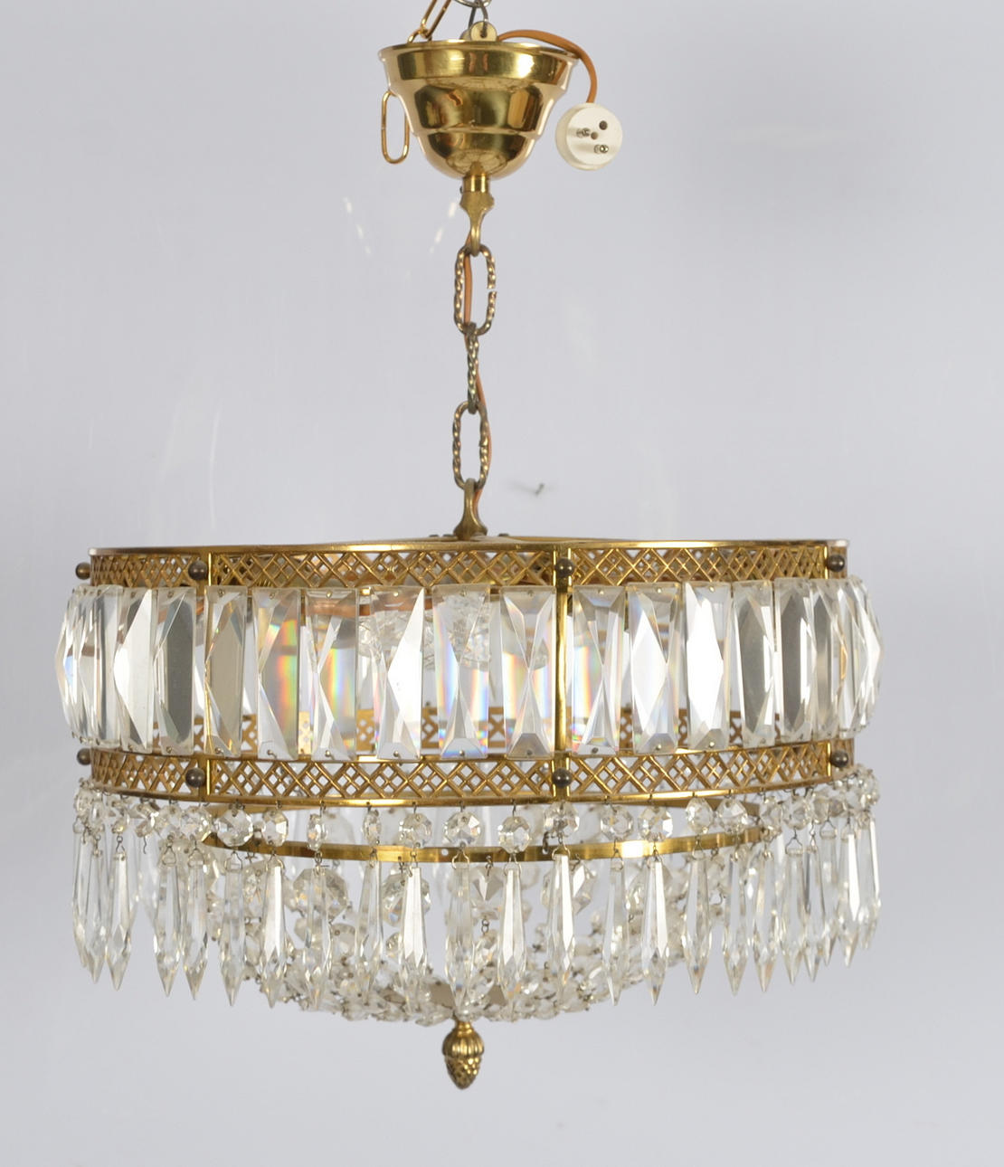 Kristallampa, mässing med prismor, 1900-tal.