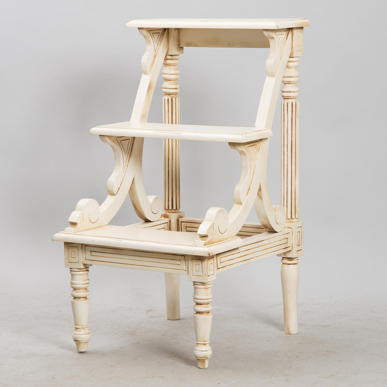 BIBLIOTEKSSTEGE, viktoriansk stil, vitmålad, samtida.