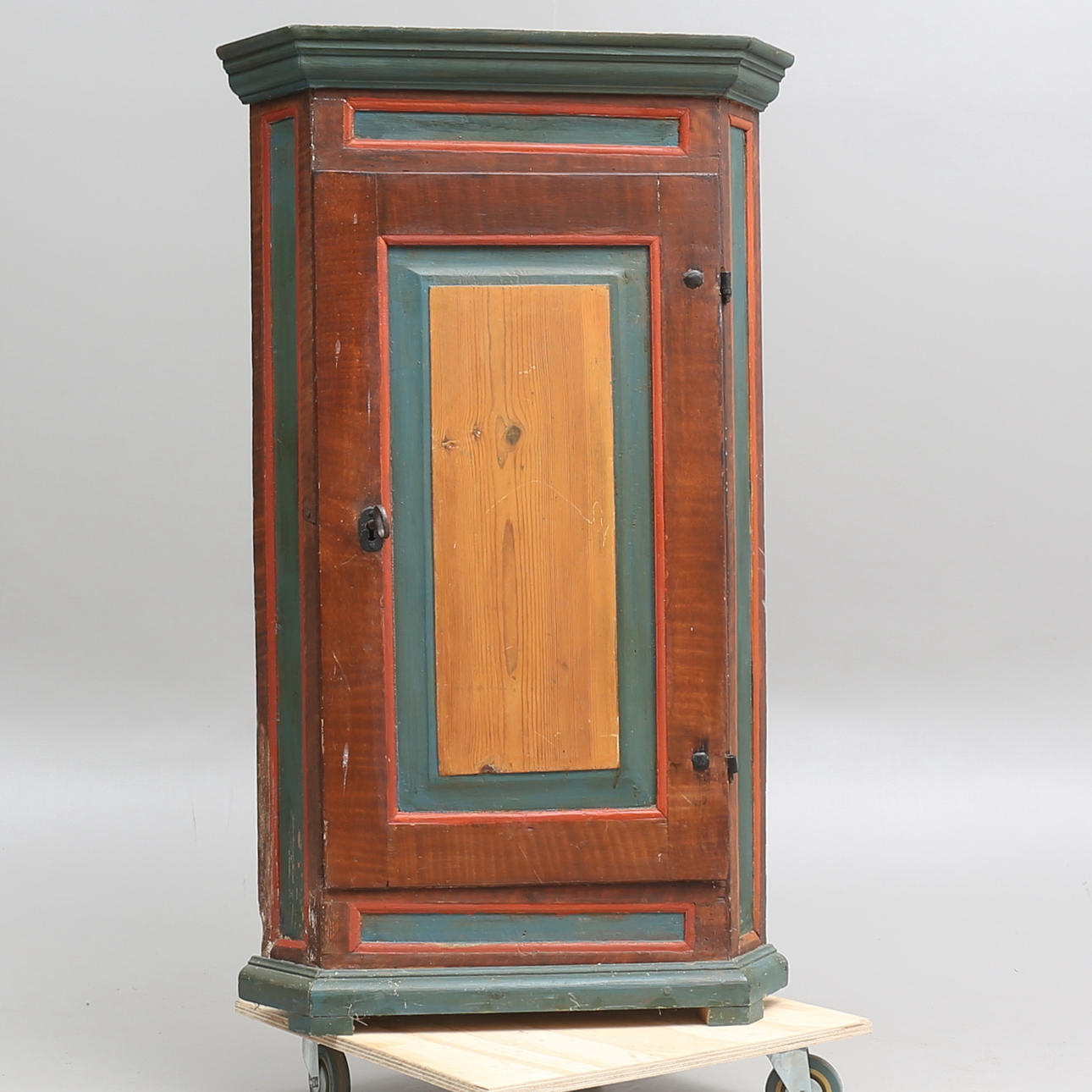 HÖRNSKÅP,allmoge, 1800-tal.