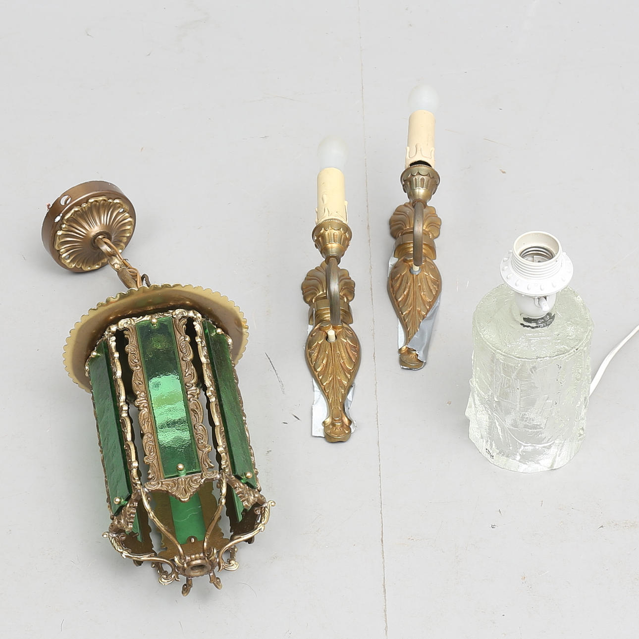 TAKLAMPA, BORDSLAMPA "Ruda", samt VÄGGLAMPETTER.