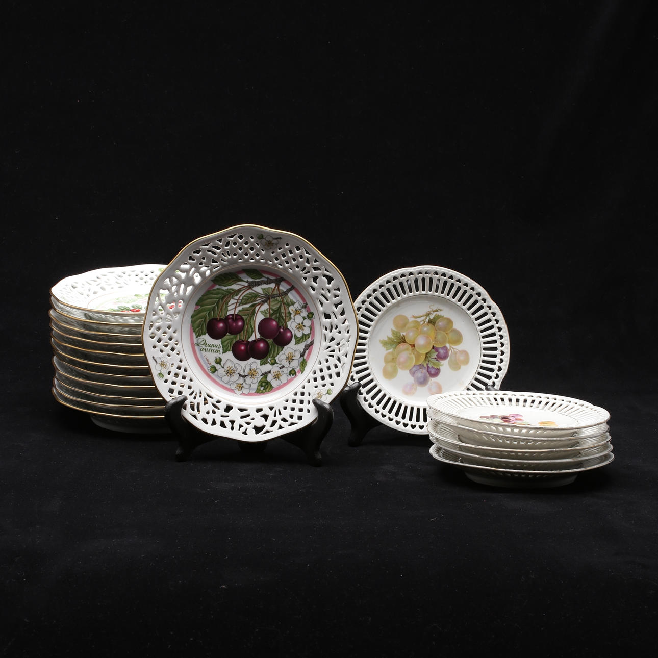 FRUKTASSIETTER, 18 st, två olika modeller, bl, a "Nordiska bär" Fyrklövern.