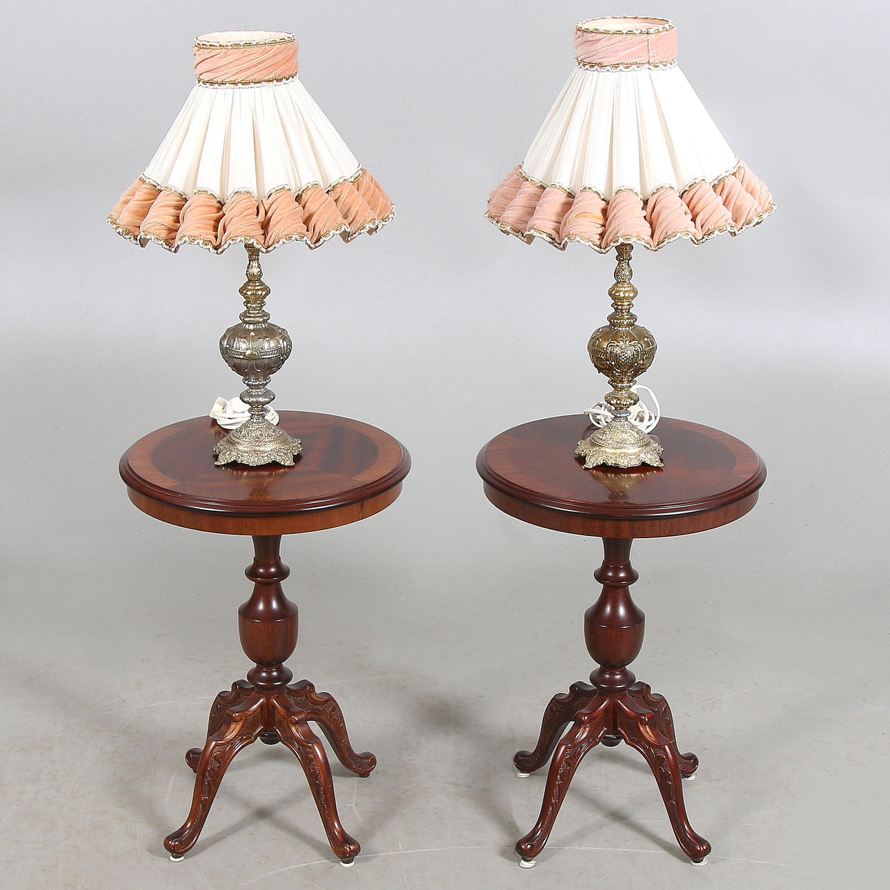 LAMPBORD, ett par, mahogny, med BORDSLAMPOR, ett par, gul metall, 1900-talets fjärde kvartal.