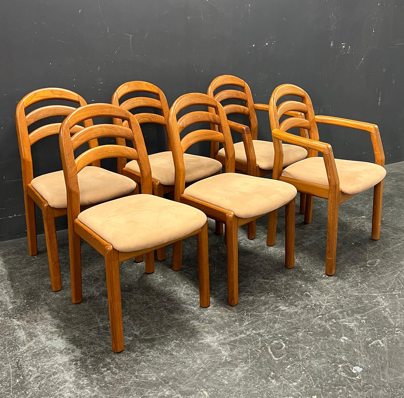 DYRLUND 6 STÜHLE.