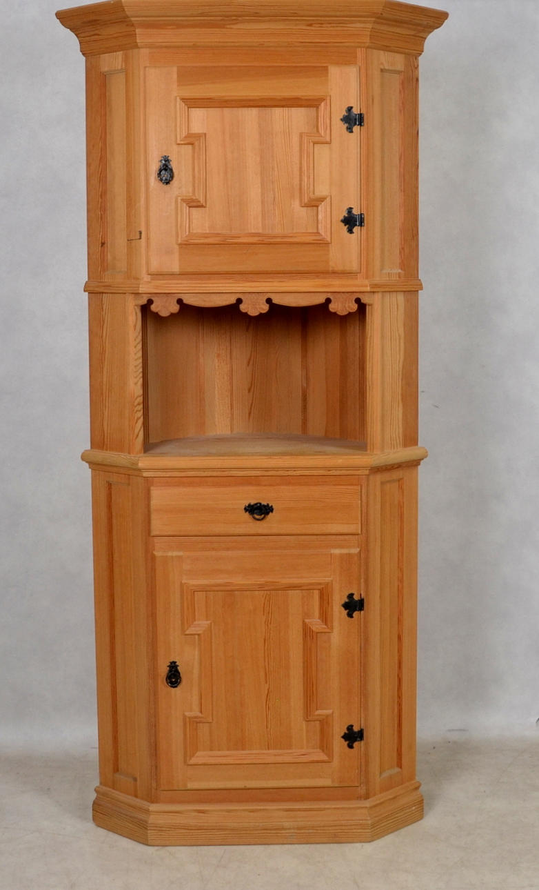 HÖRNSKÅP, 1900-tal.