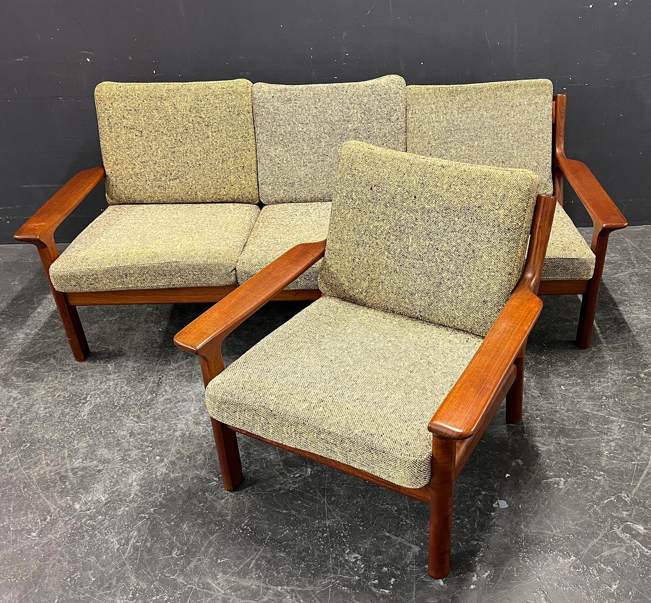 GLOSTRUP SOFA OG LÆNESTOL.