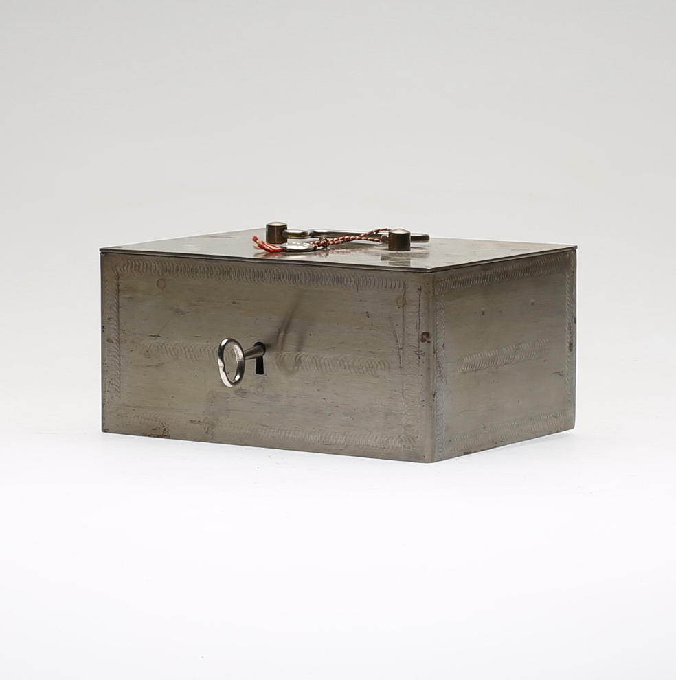 KASSASKRIN med nyckel, vitmetall, Beaumont, 1900-talets mitt.