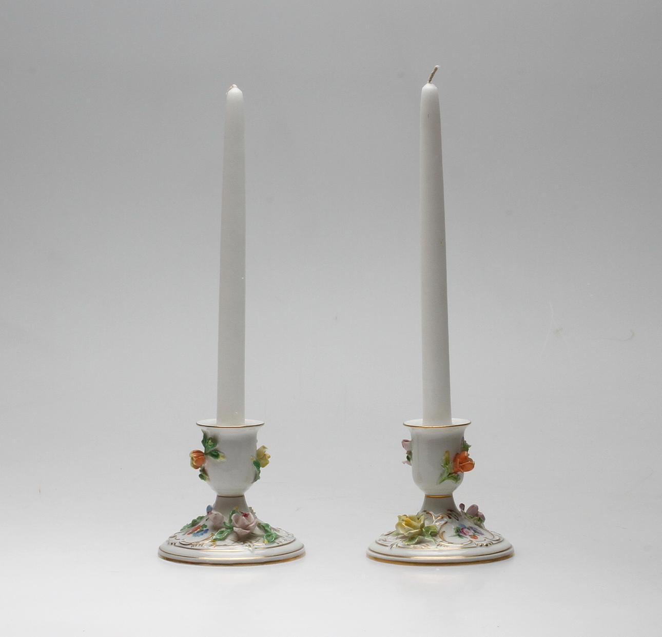 LJUSSTAKAR, ett par, porslin. Dresden.