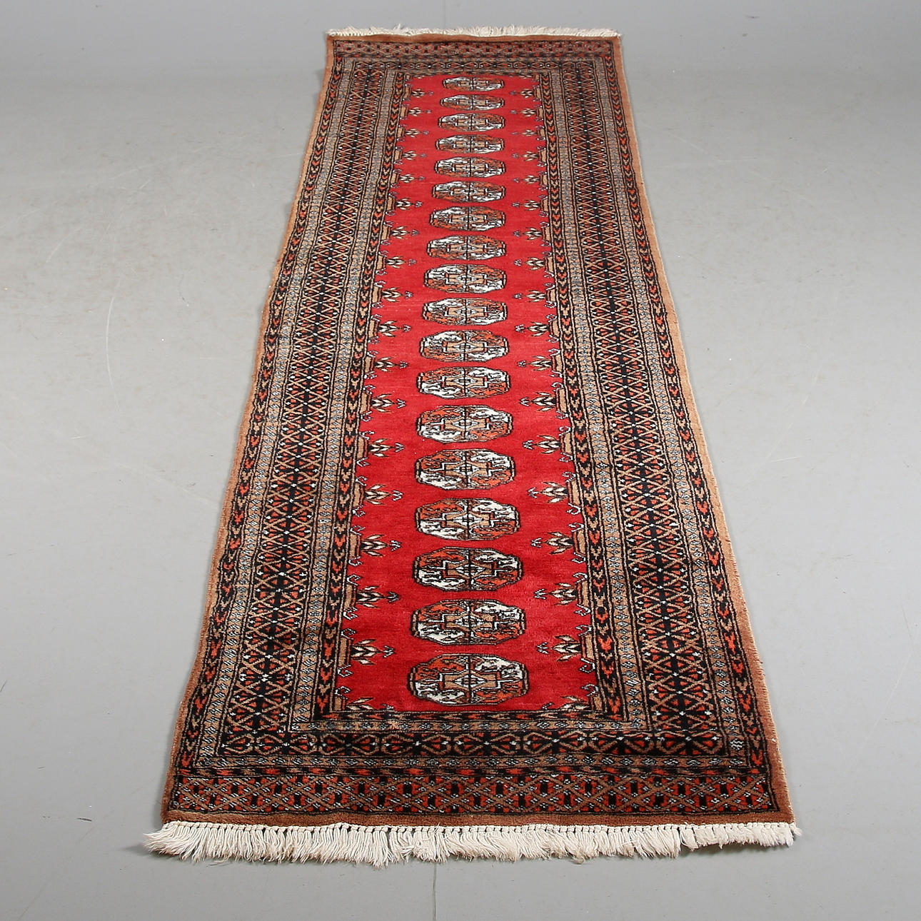 GALLERIMATTA. 287x 77 cm.