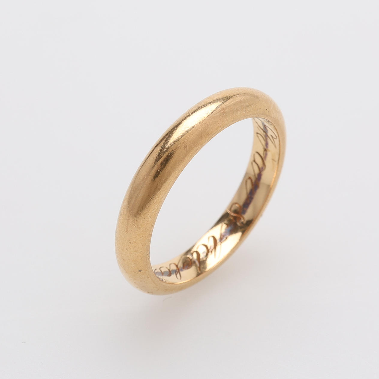 A PLAIN RING IN 20 K GOLD, 6.6 g.