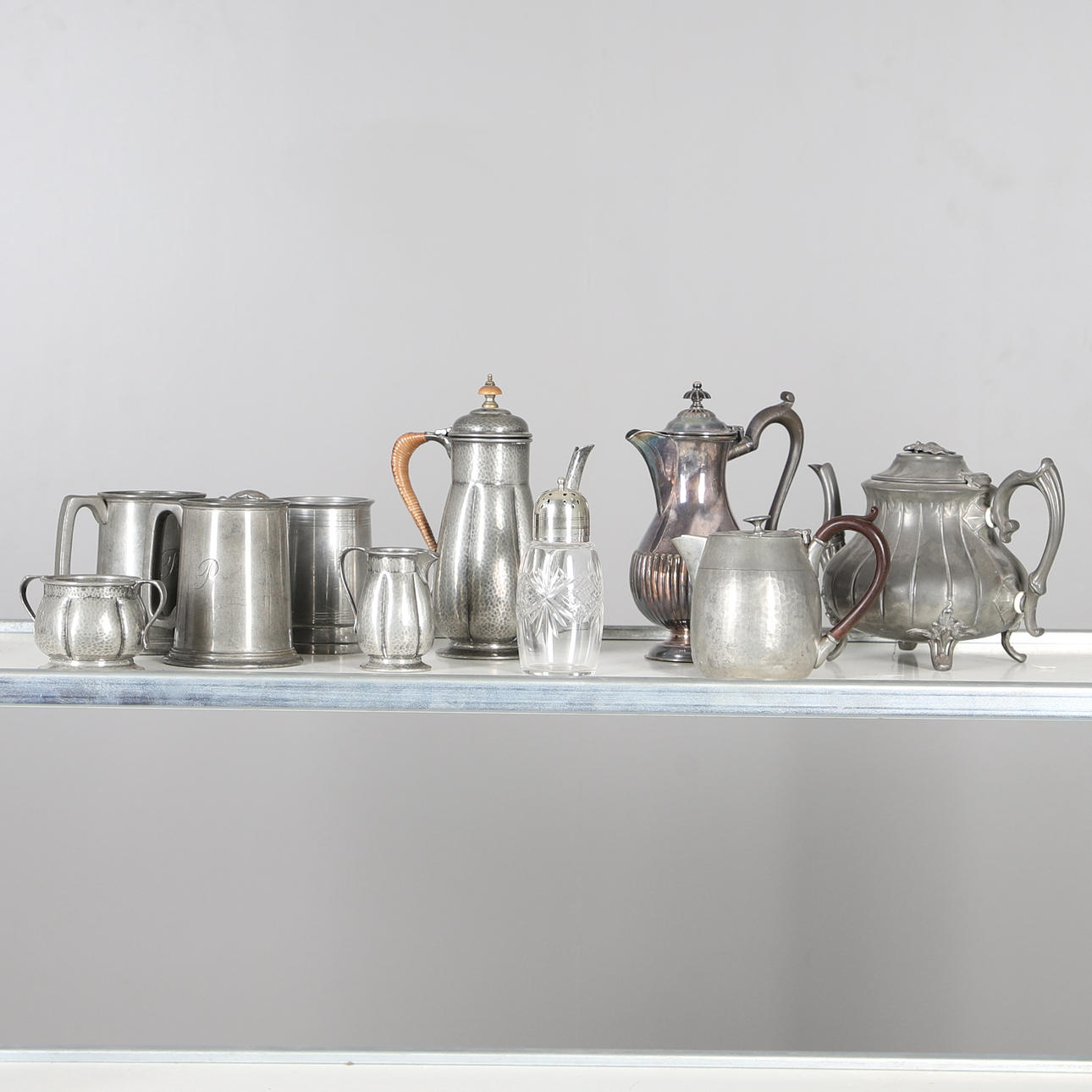 A QUANTITY OF PEWTER TABLEWARE.