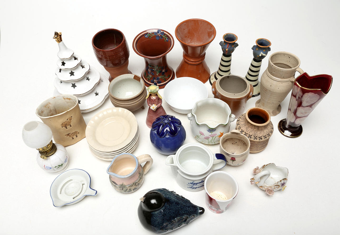 A set of 29 ceramic objects.