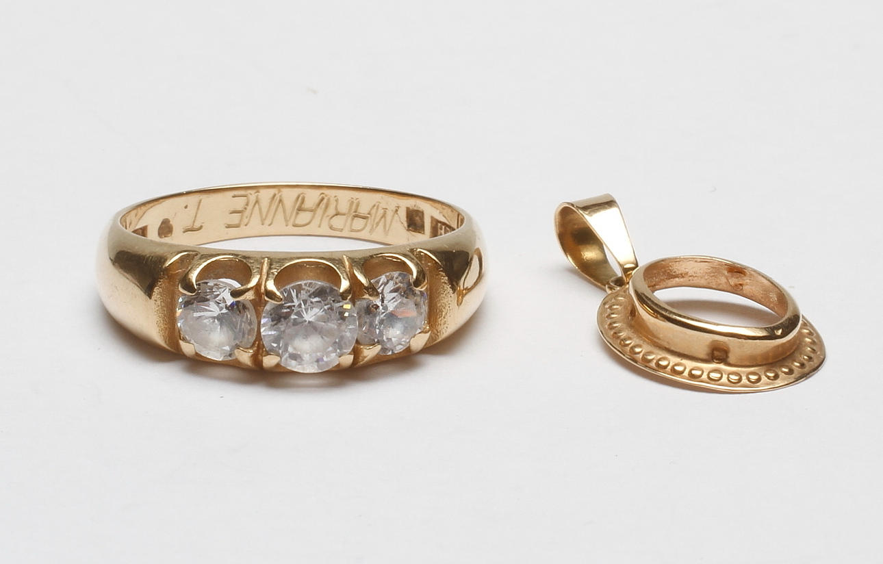 RING MED STENAR SAMT ETT HÄNNGE, 18k guld, vikt ca 5 gr.