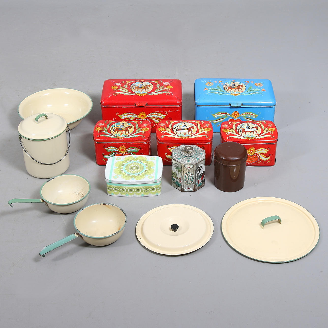 PLÅTBURKAR och EMALJFÖREMÅL, 15 st, bl.a. Ira och Kockums, 1900-tal.