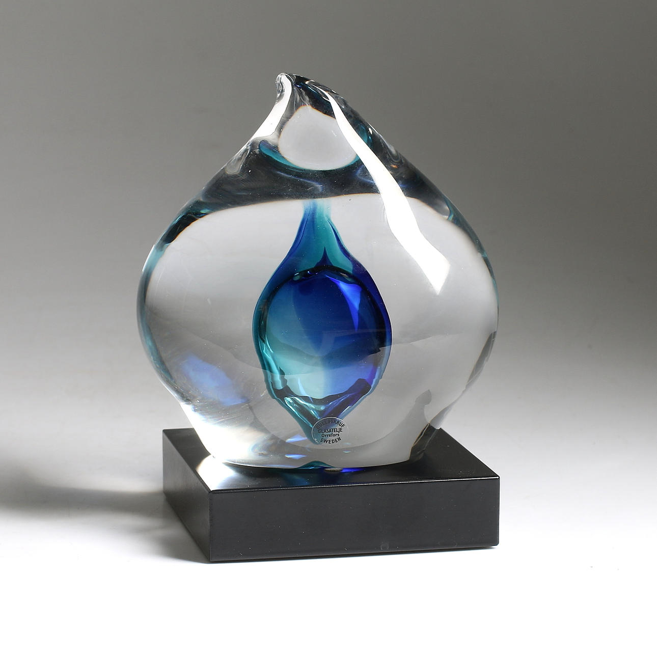 CARLOS R. PEBAQUÉ. Skulptur, glas, Gullaskrufs glasbruk, signerad och daterad 1989.