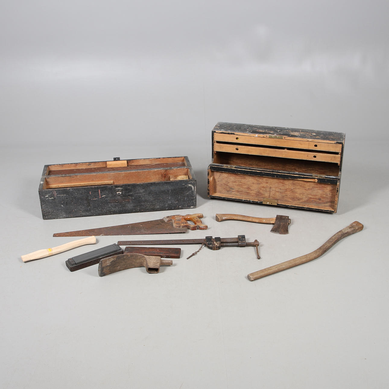 DOS CAJAS DE HERRAMIENTAS DE MADERA ANTIGUAS.