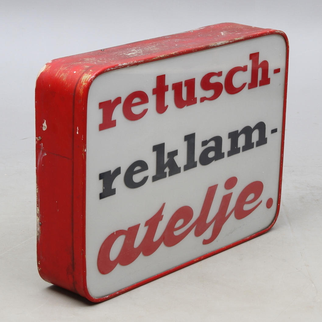 LJUSKYLT med text "retusch- reklam- atelje.".