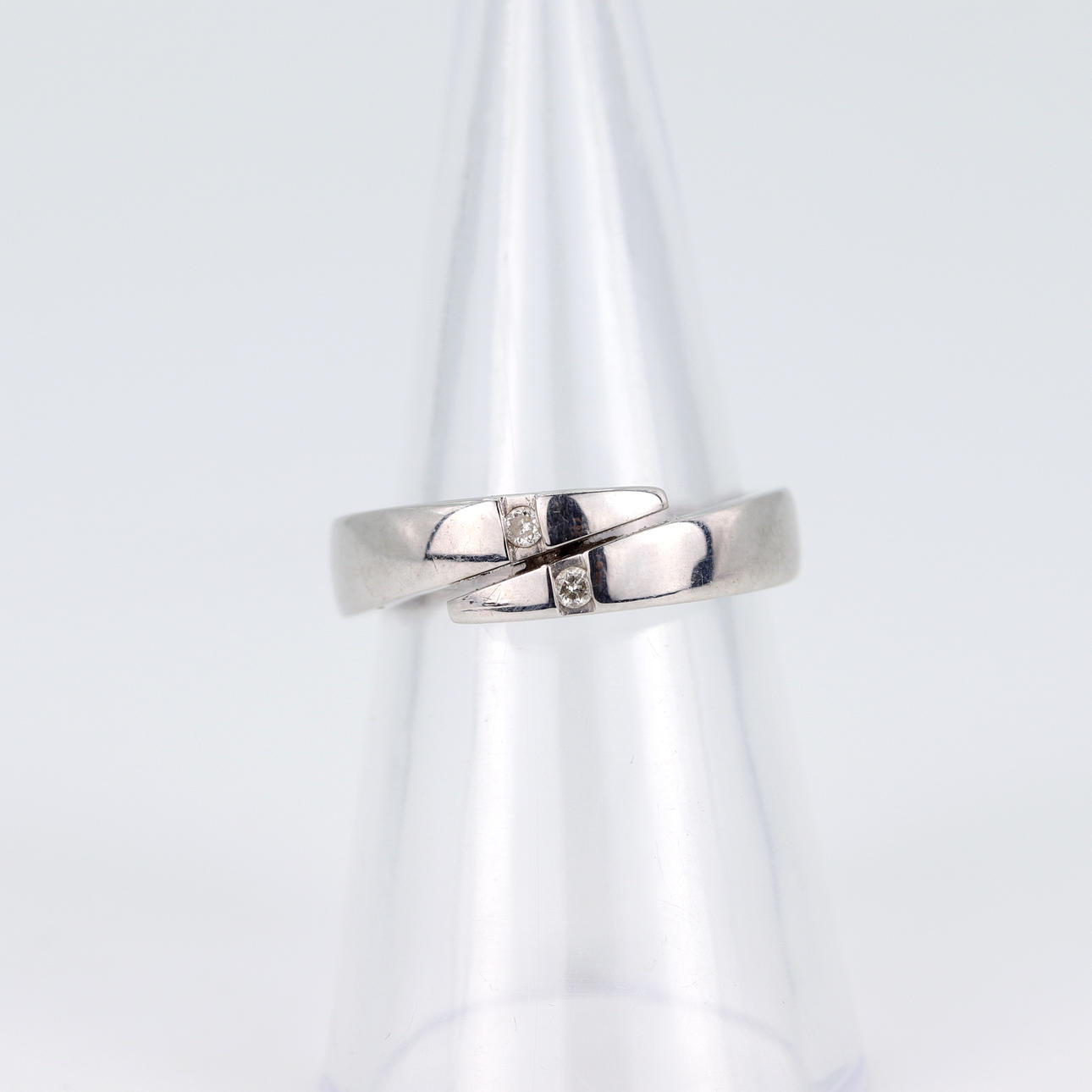 9CT DIAMOND CROSSOVER RING. Jewellery & Gemstones - Rings - Auctionet