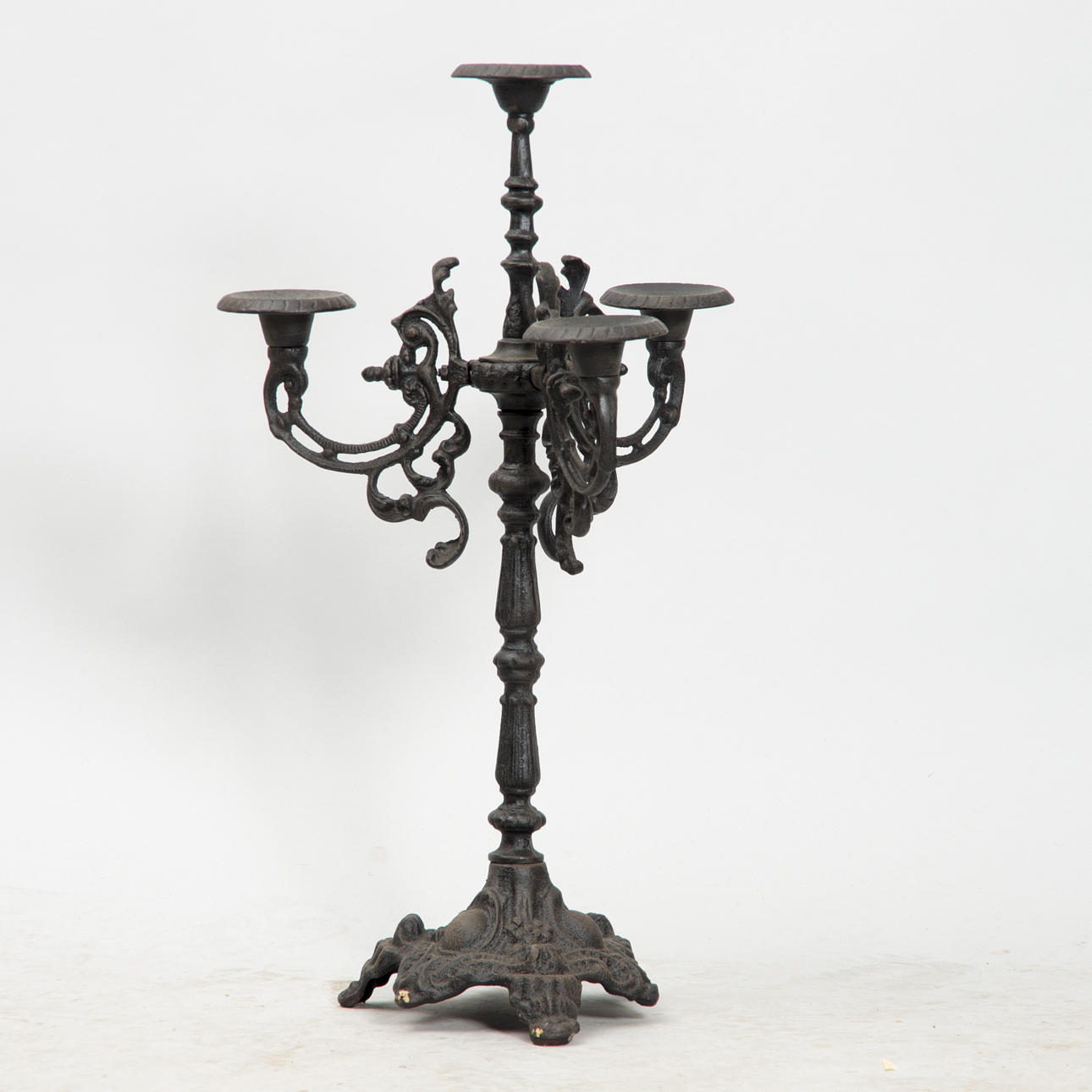 KANDELABER för 4 ljus, gjutjärn, samtida.