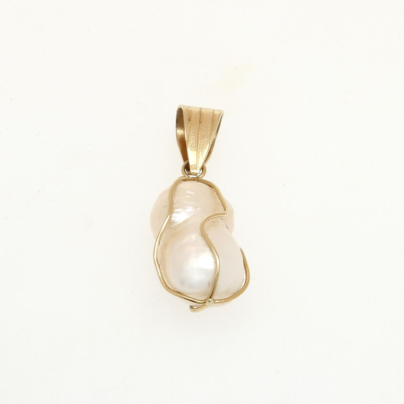 HÄNGE, 18K rödguld med barock saltvattenspärla. Vikt 3,3 g.