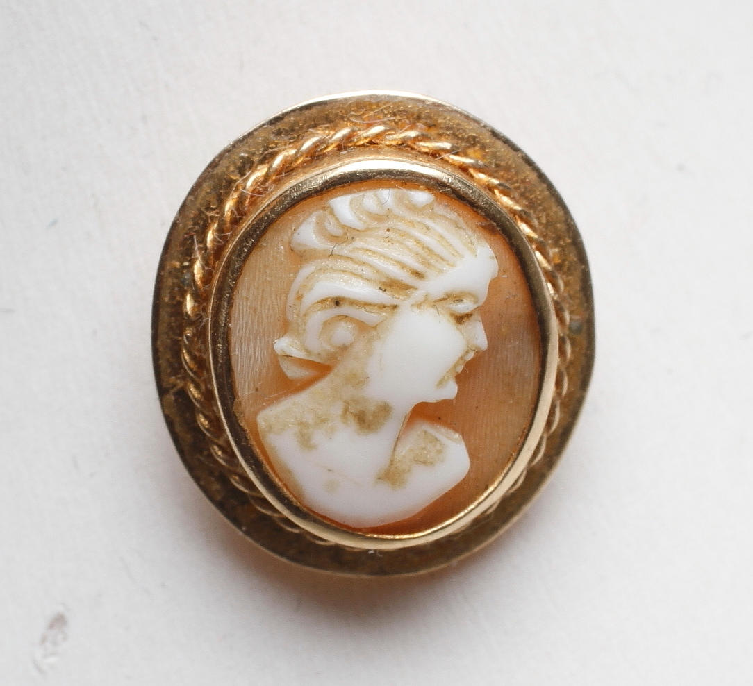 HALSKEDJA MED CAMÉHÄNGE SAMT 1 PAR CAMÉÖRHÄNGEN, 18k guld, total vikt ca 16,8 gr.