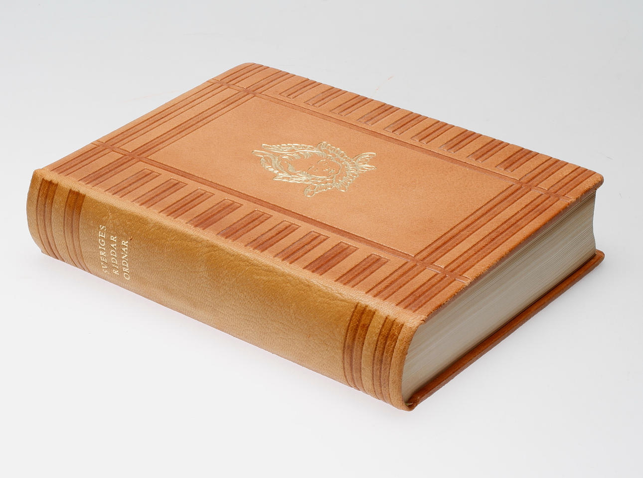 BOK, Numrerad upplaga. "Sveriges Riddarordnar" Karl Löfström, Steinsvik Bokförlag Numrerad 181/500.