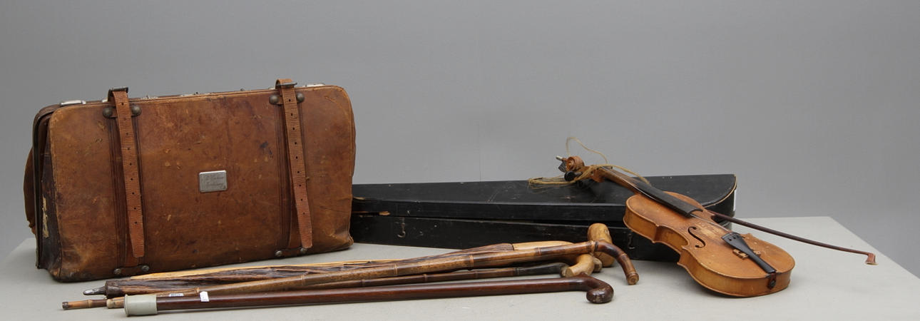 FIOL, KAPPSÄCK, samt PROMENADKÄPPAR.