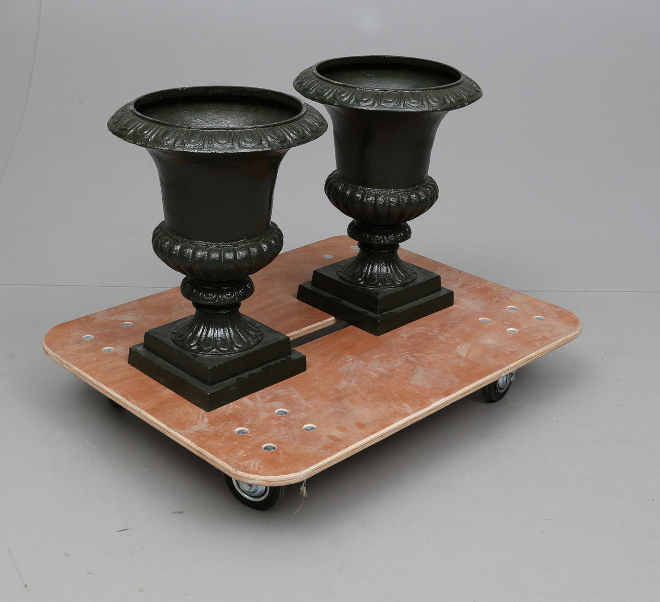 TRÄDGÅRDSURNOR, ett par, gjutjärn, 2000-tal.