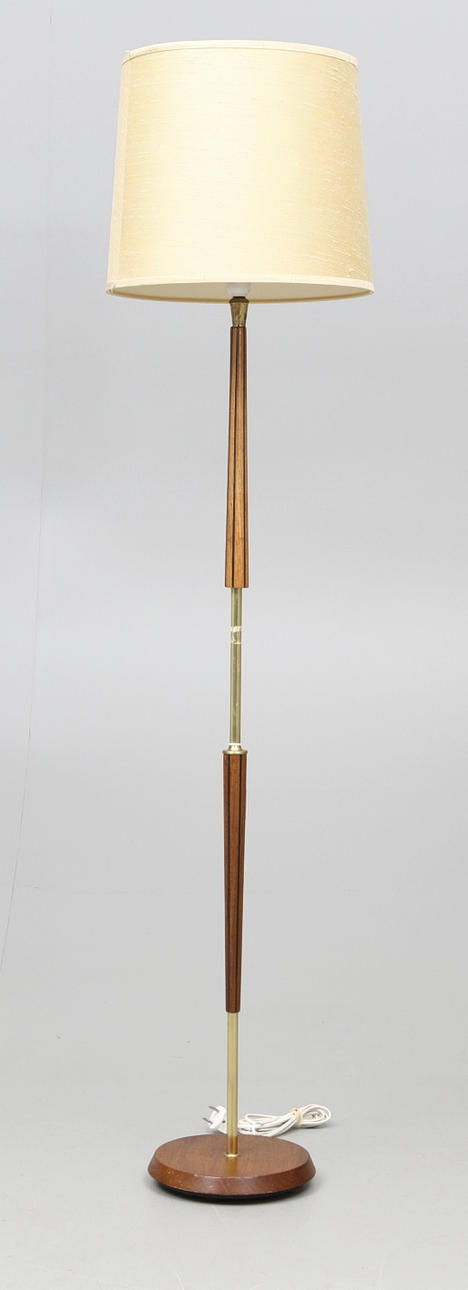 GOLVLAMPA, teak/mässing, 1950/60 tal.