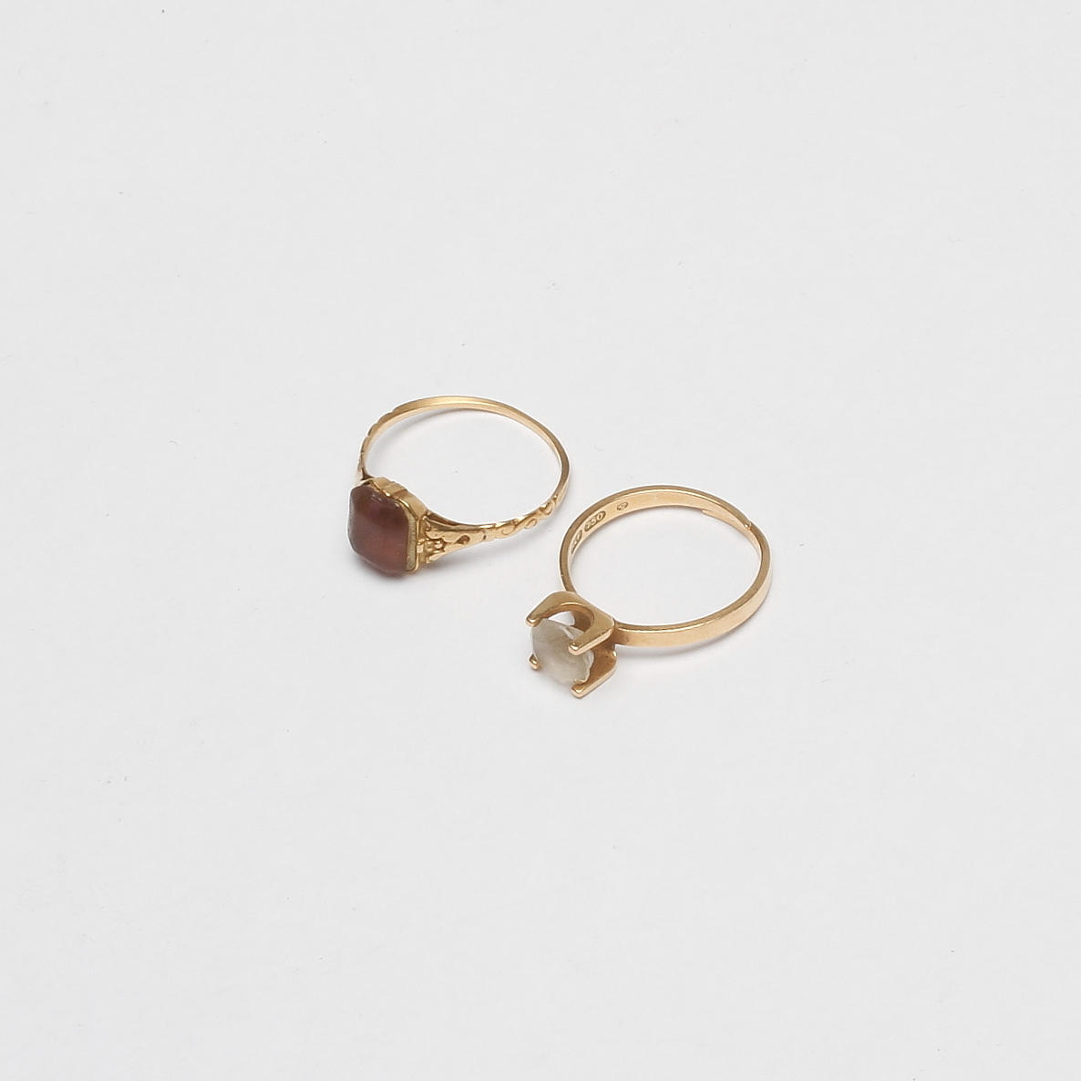 RINGAR MED STENAR, 2 st, 18k guld, total vikt ca 4,3 gr.