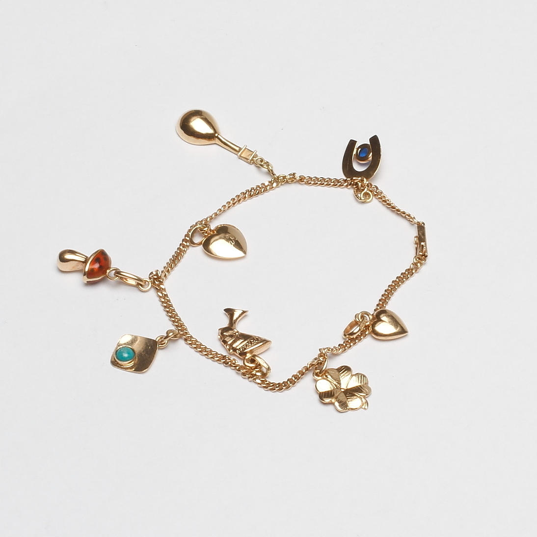 ARMBAND MED BERLOCKER, 18k guld, vikt ca 9,8 gr.